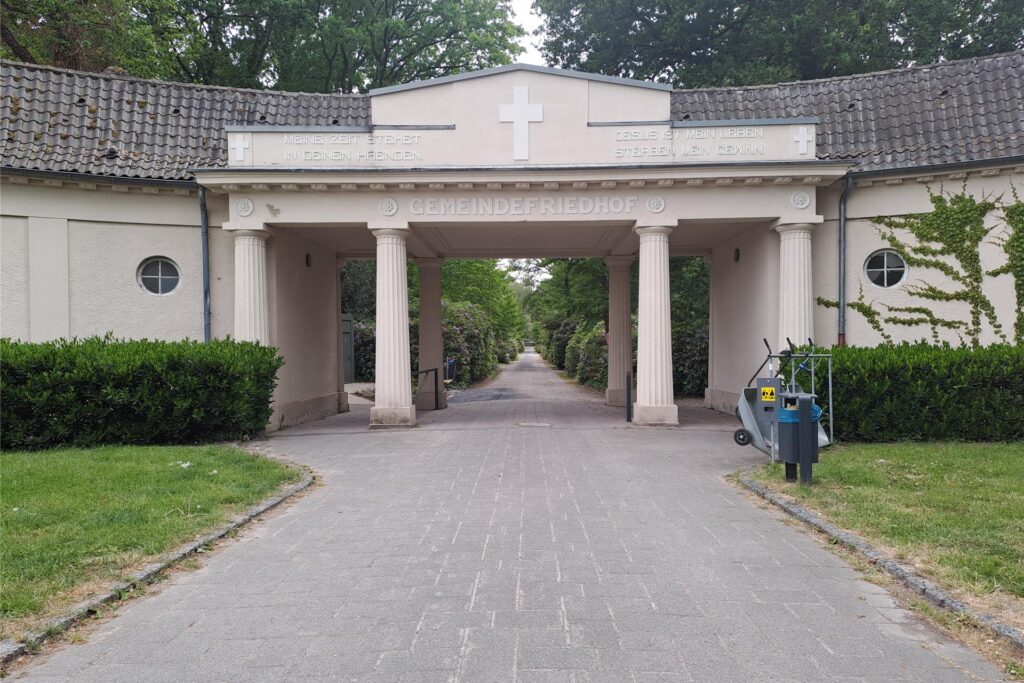 Das Eingangstor zum Waldfriedhof. Das Eingangstor zum Waldfriedhof.