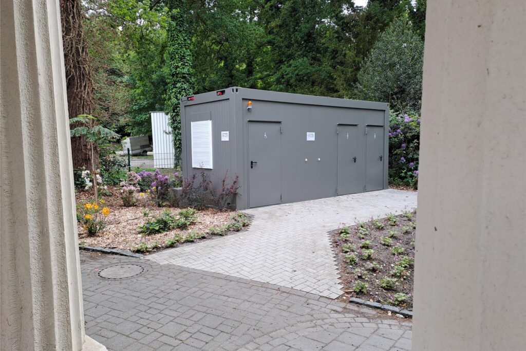 Die WC-Anlage auf dem Friedhof von außen. Die WC-Anlage auf dem Friedhof von außen.