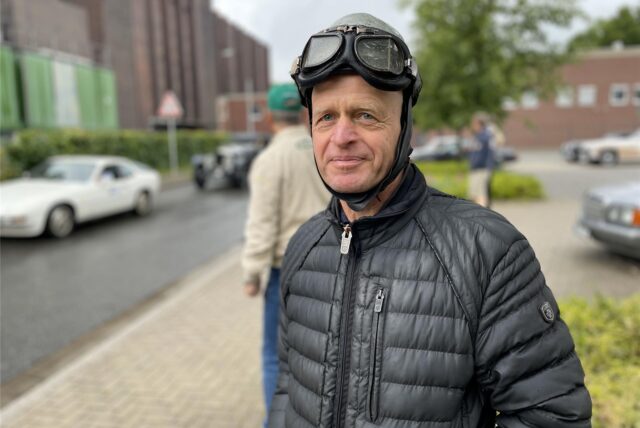 Ein Mann mit Mofa-Helm blickt in die Kamera.
