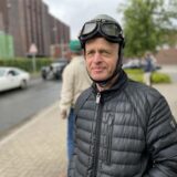 Ein Mann mit Mofa-Helm blickt in die Kamera.