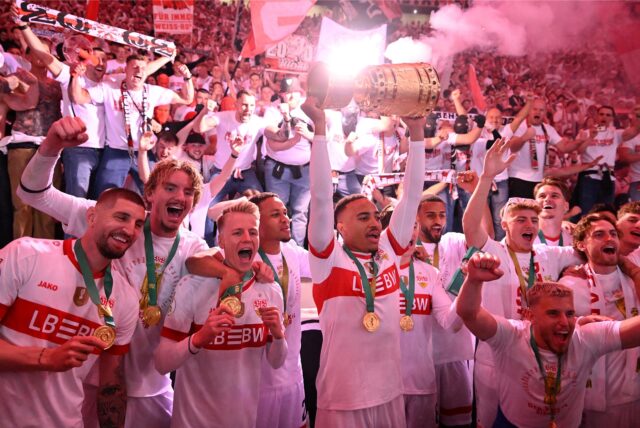 Chris Führich (3.v.l.) aus Castrop-Rauxel hat am Samstag (24. Mai) den DFB-Pokal mit dem VfB Stuttgart gewonnen.