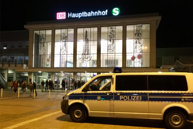 Ein Polizeiwagen steht auf dem Vorplatz des Dortmunder Hauptbahnhofs.