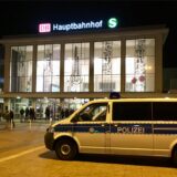 Ein Polizeiwagen steht auf dem Vorplatz des Dortmunder Hauptbahnhofs.