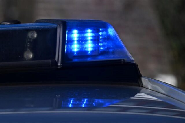 Ein Blaulicht auf einem Polizeifahrzeug (Symbolbild)