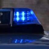 Ein Blaulicht auf einem Polizeifahrzeug (Symbolbild)