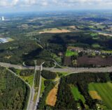 Bildkombo: Das Autobahnkreuz Dortmund-Nordwest aus der Luft und Anton Kurenbach, Pressesprecher von Autobahn Westfalen.