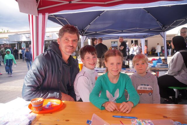 Marler Familie schaut in die Kamera.