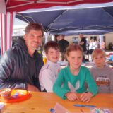 Marler Familie schaut in die Kamera.