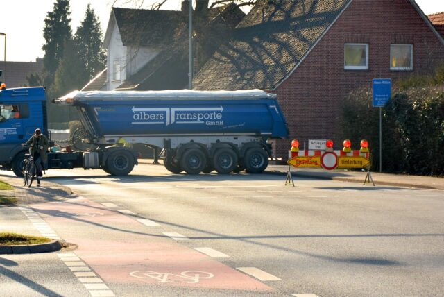 Ein Lastwagen als Straßensperre.