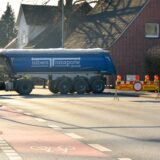 Ein Lastwagen als Straßensperre.