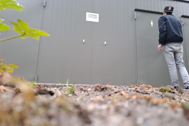 Ein Mann steht vor der verschlossenen WC-Anlage.