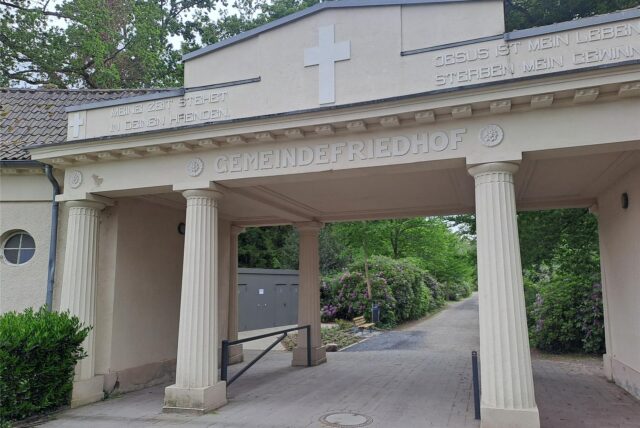 Der Eingang zum Friedhof.