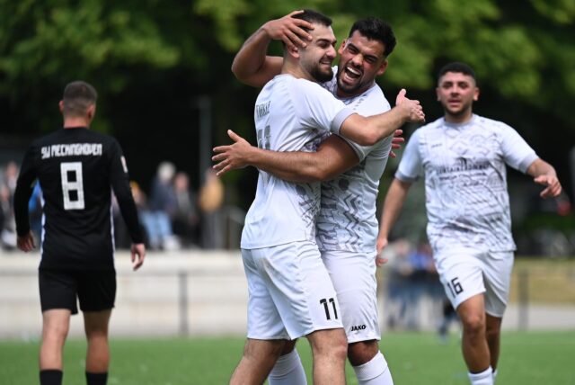 Mert Tirkiz, Samet Kalayci und Ömer-Can Acar (im Hintergrund) bejubeln hier den Treffer zum wichtigen 4:1 für den FC 26 gegen SW Meckinghoven