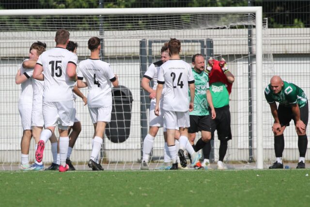 Später Jubel bei Teutonia SuS Waltrop, hängende Köpfe bei der SG Suderwich, nach Tom Dreiers Siegtreffer in der Nachspielzeit.