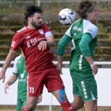 Der Lüner SV (rotes Trkot) wird auf einem Abstiegsplatz in den letzten Spieltag gehen.
