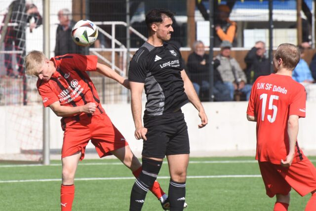 Die eingewechselten Hannes Zolberg (l., DJK Sportfreunde Datteln) und Justin Brinkmann (r., Borussia Ahsen II) im Kopfballduell.