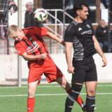 Die eingewechselten Hannes Zolberg (l., DJK Sportfreunde Datteln) und Justin Brinkmann (r., Borussia Ahsen II) im Kopfballduell.