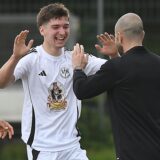 Der Jubel nach seinem Traumtor: Bastian Osterholt (2.v.r.) verabschiedet sich per Robben-Tor aus dem Habichthorst.