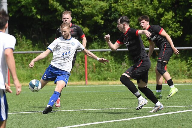 Roy Breilmann (weißes Trikot) und der FC Castrop-Rauxel gewannen gegen den TuS Hattingen.