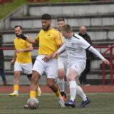 Ahmed Tunc (gelbes Trikot) traf für die SF Habinghorst/Dingen gegen den VfB Börnig.