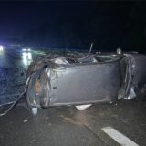 Ein Auto liegt nach einem Unfall beschädigt auf der Seite.