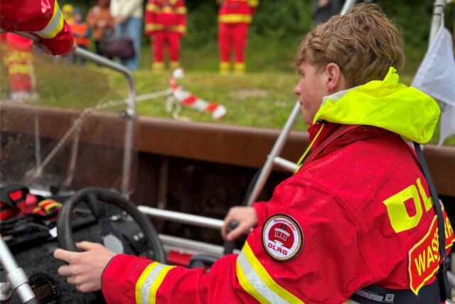 Ein Rettungsboot der DLRG in Datteln und Boote aus Waltrop und Castrop-Rauxel luden Gäste beim Sportfestival im Emscherland zur Probefahrt auf dem Rhein-Herne-Kanal ein.