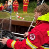 Ein Rettungsboot der DLRG in Datteln und Boote aus Waltrop und Castrop-Rauxel luden Gäste beim Sportfestival im Emscherland zur Probefahrt auf dem Rhein-Herne-Kanal ein.