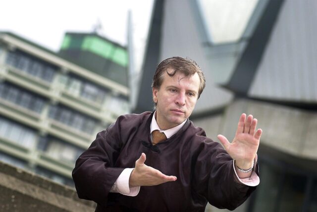 Mirsad Freiberg hat sich nach seinem erfolgreichen Diplom-Studium im Jahr 2007 vor der Universität Bochum im Kung-Fu-Stil ablichten lassen.