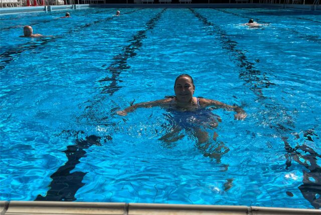 Nicole Malecki und andere Badegäste im Schwimmerbecken im Guido-Heiland-Bad.
