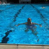 Nicole Malecki und andere Badegäste im Schwimmerbecken im Guido-Heiland-Bad.