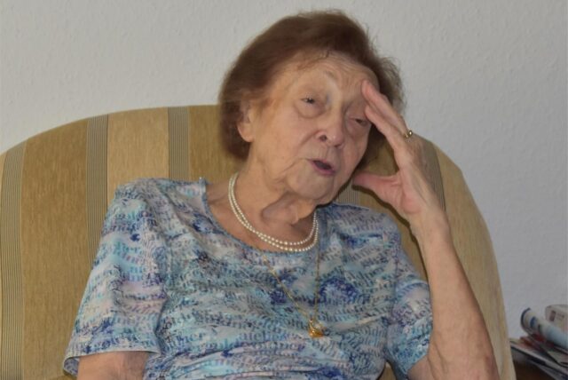 Klara Valerius sitzt in ihrer Wohnung in Dortmund in einem Sessel.