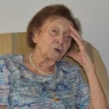 Klara Valerius sitzt in ihrer Wohnung in Dortmund in einem Sessel.