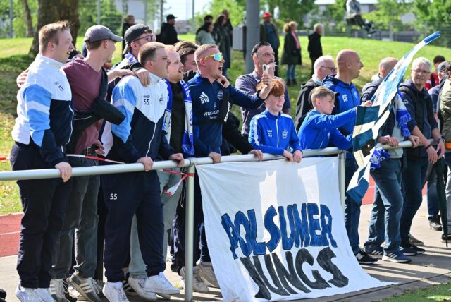 „A-Kreisliga, wir kommen“: Die Polsumer Fans sind in Westerholt schon in Feierlaune.