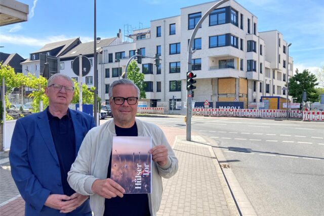 Investor Markus Römer und Makler Ralf Pietzsch an einer Kreuzung vor dem neuen Wohnhaus „Hülser Tor“.