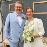 Ein Hochzeitspaar schaut in die Kamera.