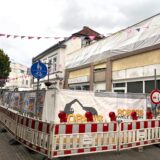 Die Abrissarbeiten der Immobilie Holzmarkt 8 in der Innenstadt von Recklinghausen haben begonnen. Absperrungen stehen vor dem Gebäude.