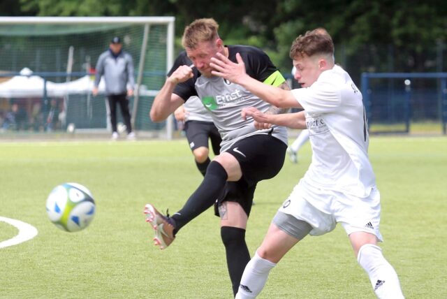 Am Ende haben der FC Marl und Dennis Rudolph (l.) gegen die Hammer mit Lukas Dirsus die Nase vorn.