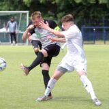 Am Ende haben der FC Marl und Dennis Rudolph (l.) gegen die Hammer mit Lukas Dirsus die Nase vorn.