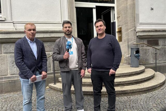 Gregor Beushausen, Stefan Schier und Martin von Braunschweig (v.l.n.r.) stehen vor dem Landgericht Dortmund.