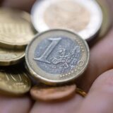 Mehrere Münzen liegen in einer Hand.
