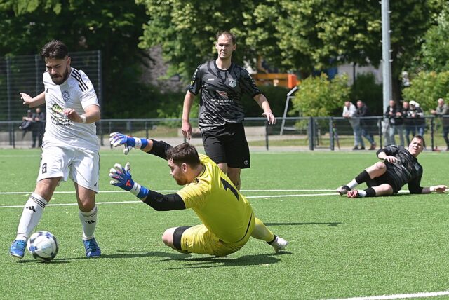 Umut Balci (l.) vom FC 26 Erkenschwick II umkurvt den Meckinghover Schlussmann Hendrik Happe und schiebt den Ball ins Netz.