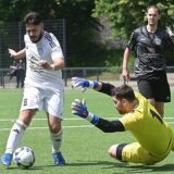 Umut Balci (l.) vom FC 26 Erkenschwick II umkurvt den Meckinghover Schlussmann Hendrik Happe und schiebt den Ball ins Netz.