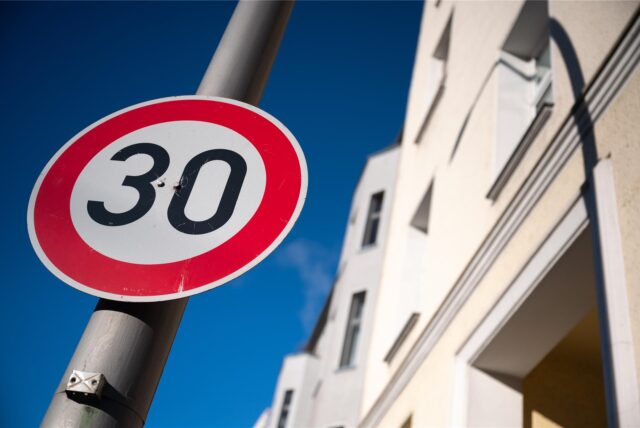Symbolbild: Ein Verkehrsschild mit der Aufschrift «30» auf der Torstraße in Berlin weist darauf hin, dass hier nur mit maximal 30 km/h gefahren werden darf.