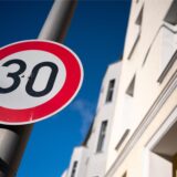 Symbolbild: Ein Verkehrsschild mit der Aufschrift «30» auf der Torstraße in Berlin weist darauf hin, dass hier nur mit maximal 30 km/h gefahren werden darf.