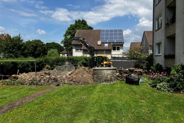 Im Garten eines Hauses an der Frankfurter Straße graben sich die Kampfmittelräumer in eine Tiefe von vier Metern vor.