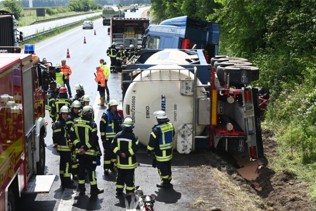 Ein Lkw liegt im Straßengraben auf der Seite.