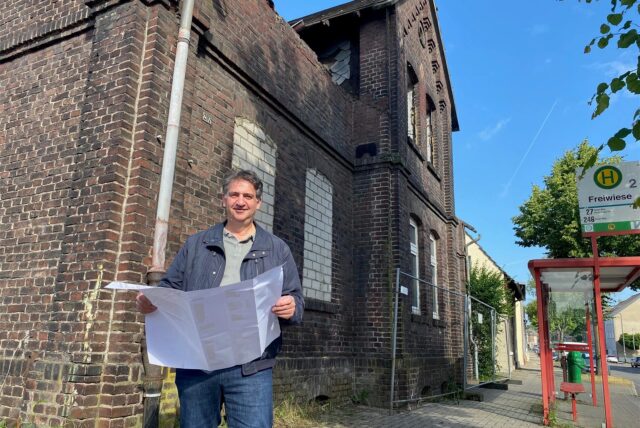 Peter Stiller steht vor dem Abrisshaus in Herten-Langenbochum.