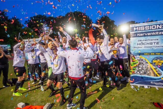 Mit Konfetti und Pokal feiert der TuS Eichlinghofen den Aufstieg in die Landesliga.