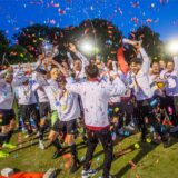 Mit Konfetti und Pokal feiert der TuS Eichlinghofen den Aufstieg in die Landesliga.
