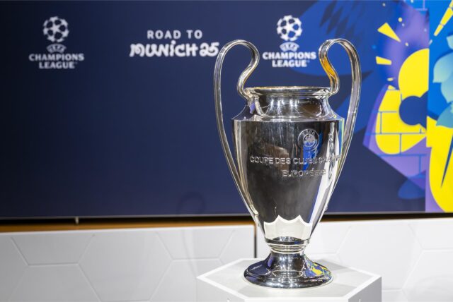 Der Champions-League-Pokal während der Auslosung der K.o.-Phase der UEFA Champions League im UEFA-Hauptquartier in Nyon.